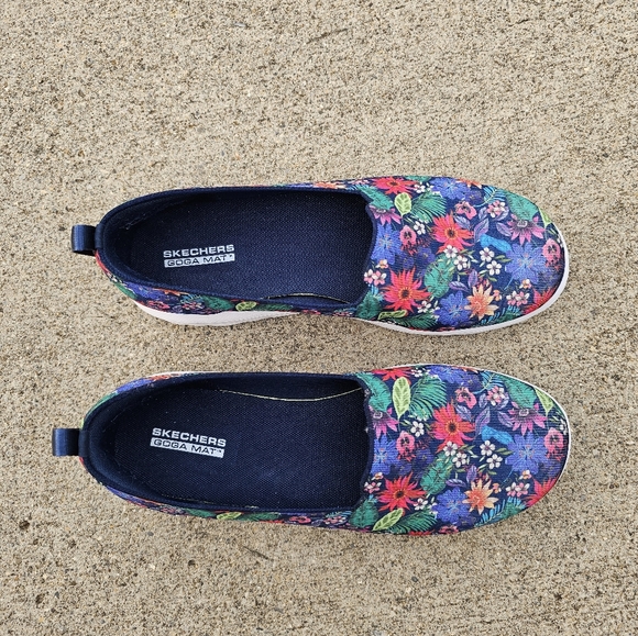 Skechers Shoes - Like New Sketchers Floral Goga Mat Go Walk Shoes - 8W